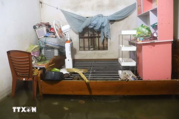 Khu vực phòng ngủ của một hộ dân tại Đồng tháng 5 bị ngập sâu, nước tràn vào tận trong buồng. (Ảnh: Xuân Tiến/TTXVN)