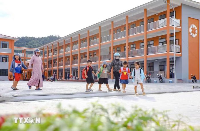 Phụ huynh đón trẻ tan học tại Trường Phổ thông dân tộc nội trú liên cấp Tiểu học và Trung học cơ sở xã Thanh Nưa. (Ảnh: Xuân Tư/TTXVN)
