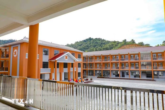 Từ hành lang các dãy nhà có thể quan sát toàn bộ sân trung tâm của Trường Phổ thông dân tộc nội trú liên cấp Tiểu học và Trung học cơ sở xã Thanh Nưa. (Ảnh: Xuân Tư/TTXVN)