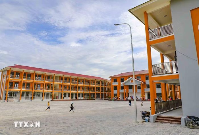 Trường Phổ thông dân tộc nội trú liên cấp Tiểu học và Trung học cơ sở xã Thanh Nưa nổi bật với các dãy nhà được bố trí bao quanh sân trung tâm. (Ảnh: Xuân Tư/TTXVN)