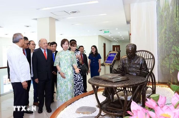 Tổng Giám đốc Thông tấn xã Việt Nam Vũ Việt Trang giới thiệu bức tượng “Bác Hồ ngồi làm việc trong vườn hoa Phủ Chủ tịch” do nhà điêu khắc người Mexico Pedro Ramirez Ponzanelli sáng tác và Đảng Lao động Mexico trao tặng. (Ảnh: Tuấn Anh/TTXVN)