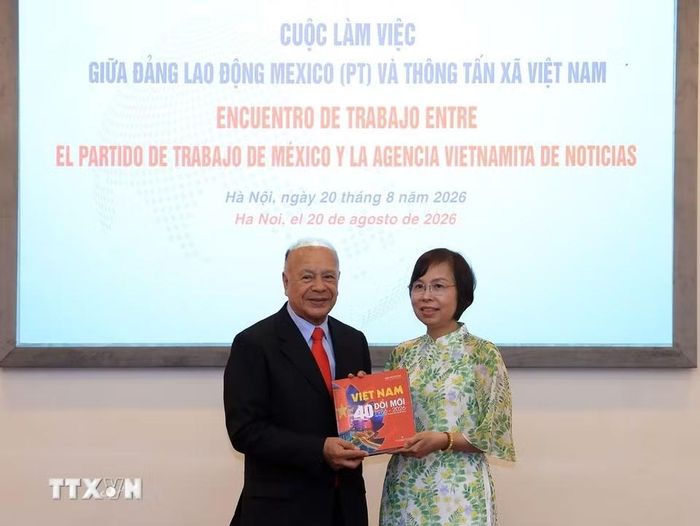 Tổng Giám đốc TTXVN Vũ Việt Trang tặng cuốn sách ảnh cho Tổng Bí thư Đảng Lao động Mexico Alberto Anaya Gutierrez.(Ảnh: Tuấn Anh/TTXVN)
