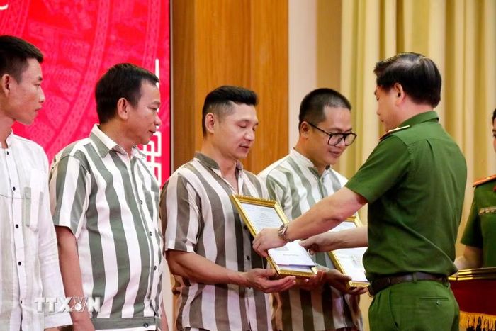 Trao Quyết định đặc xá cho các phạm nhân. (Ảnh: Nguyễn Thanh/TTXVN)