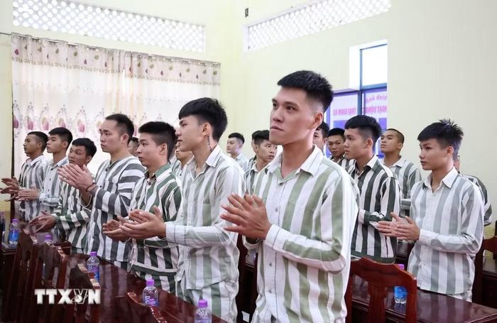 Các phạm nhân tại Trại giam A2 vỗ tay chúc mừng sau khi nghe công bố Quyết định đặc xá của Chủ tịch nước. (Ảnh: Tiên Minh/TTXVN)