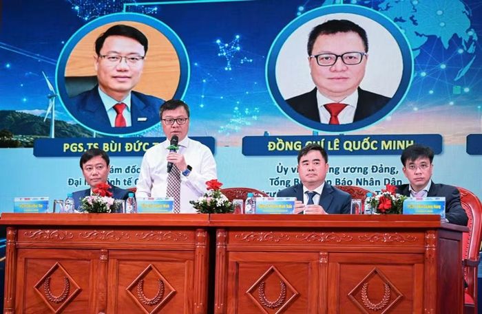 Lãnh đạo Đại học Kinh tế Quốc dân, Báo Nhân Dân, Tạp chí Cộng sản và Đại học Kinh tế Thành phố Hồ Chí Minh chủ trì hội thảo. (Ảnh: BND)