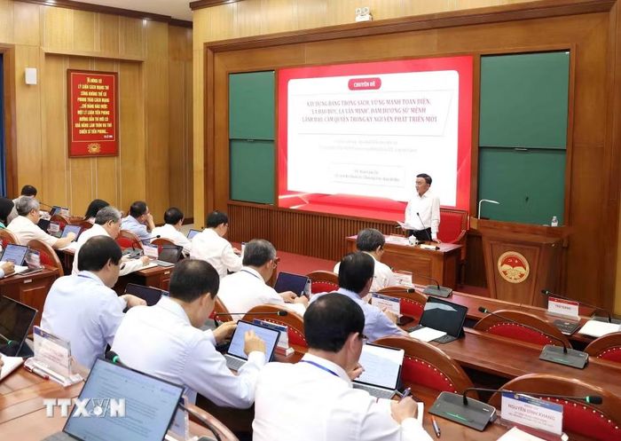 Đồng chí Trần Cẩm Tú, Ủy viên Bộ Chính trị, Thường trực Ban Bí thư truyền đạt Chuyên đề “Xây dựng Đảng trong sạch, vững mạnh toàn diện, “Là đạo đức, là văn minh” đảm đương sứ mệnh lãnh đạo, cầm quyền trong Kỷ nguyên phát triển mới” với các học viên Lớp bồi dưỡng, cập nhật kiến thức đối với Ủy viên Ban Chấp hành Trung ương Đảng khóa XIV (Lớp thứ nhất). (Ảnh: Phương Hoa/TTXVN)