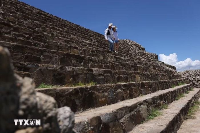 Du khách tham quan di chỉ khảo cổ Monte Alban ở Oaxaca, Mexico. (Ảnh: THX/TTXVN phát)