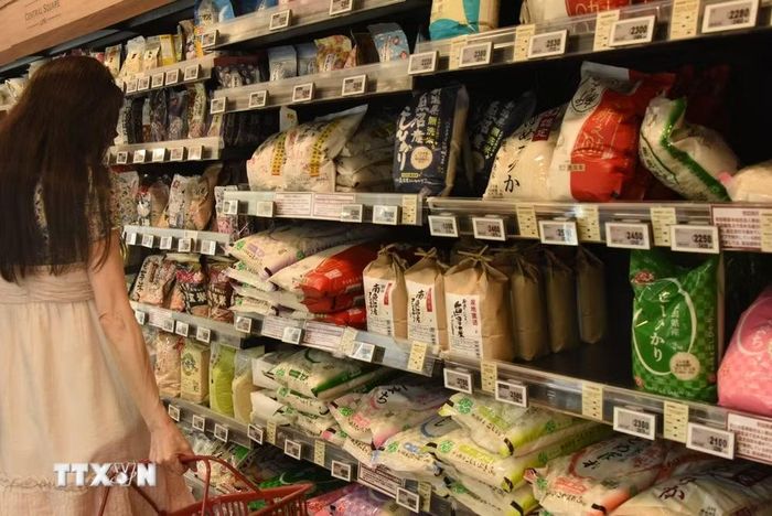 Gạo được bày bán tại siêu thị ở Tokyo, Nhật Bản. (Ảnh: THX/TTXVN)