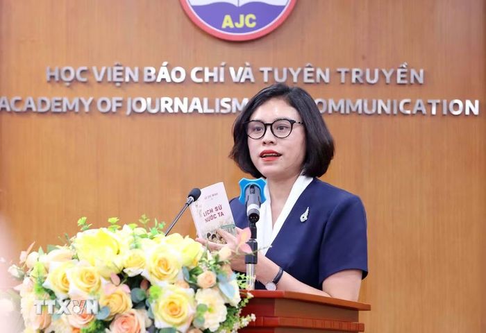 Tiến sỹ Vũ Tùy Dương, Trưởng khoa Xuất bản, Học viện Báo chí và Tuyên truyền trình bày tham luận tại hội thảo. (Ảnh: Văn Điệp/TTXVN)