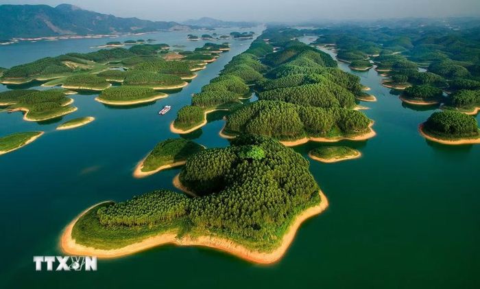 Hồ Thác Bà, tỉnh Lào Cai. (Ảnh: TTXVN phát)