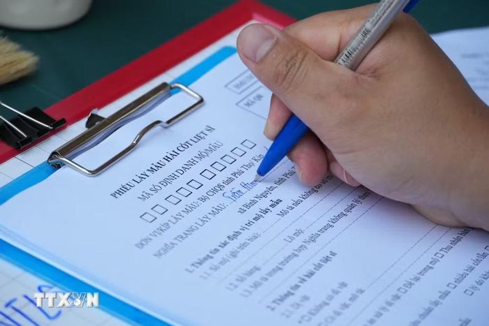 Mỗi mẫu ADN hài cốt liệt sỹ thu thập được tại Nghĩa trang liệt sỹ chiến dịch Trần Hưng Đạo đều được các chiến sĩ ghi chép cẩn thận, phục vụ công tác số hóa dữ liệu thông tin. (Ảnh: Nguyễn Thảo/TTXVN)