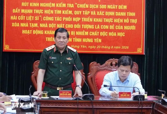 Trung tướng Nguyễn Đức Hưng, Ủy viên Trung ương Đảng, Chính ủy Quân khu 3 phát biểu chỉ đạo tại buổi làm việc với Ban Chỉ đạo 515 tỉnh Hưng Yên. (Ảnh: Nguyễn Công Hải/TTXVN)