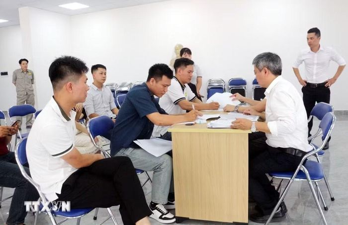 Các cư dân làm thủ tục nhận bàn giao căn hộ nhà ở xã hội ở Ninh Bình. (Ảnh: Nguyễn Chinh/TTXVN)