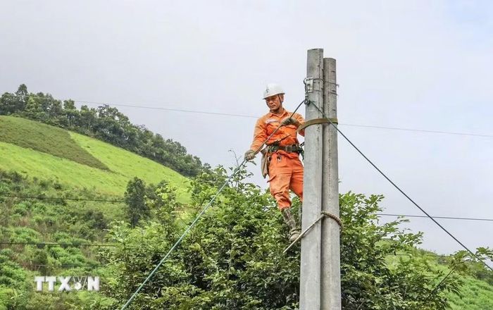 Công nhân Công ty Điện lực Điện Biên nỗ lực khắc phục sự cố tại các xã ảnh hưởng mưa lũ. (Ảnh: TTXVN phát)