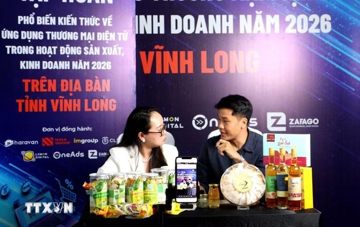Các hộ kinh doanh sản phẩm OCOP đang thực hành kỹ năng livestream giới thiệu sản phẩm và bán hàng. (Ảnh: Lê Thúy Hằng/TTXVN)