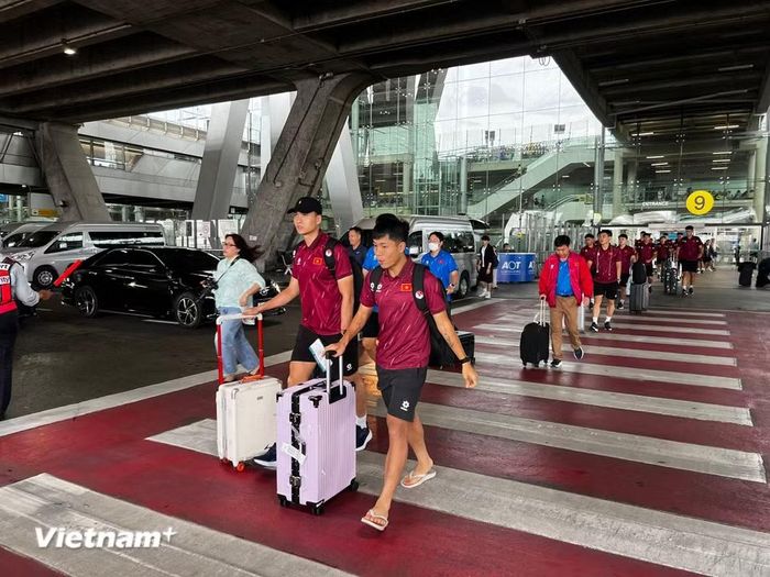 Chuyến bay VN615 của Vietnam Airlines đưa đội tuyển hạ cánh xuống sân bay Suvarnabhumi vào lúc 14 giờ 45 phút. (Ảnh: Vietnam+)