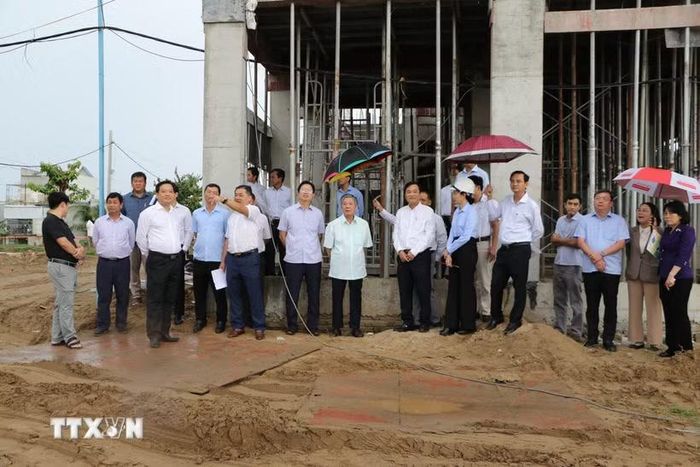 Đoàn công tác kiểm tra tiến độ xây dựng Trường phổ thông nội trú Tiểu học và Trung học cơ sở Thường Phước. (Ảnh: Hồng Thái/TTXVN)
