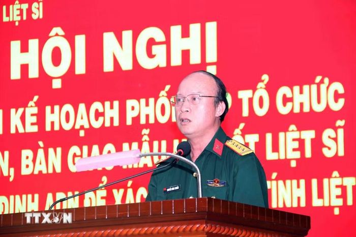 Đại tá Nguyễn Đình Chuẩn, Phó Chính ủy Bộ Tư lệnh Thành phố, Phó Ban Chỉ đạo Ban Chỉ đạo Thành phố Hồ Chí Minh về tìm kiếm, quy tập và xác định danh tính hài cốt liệt sỹ chủ trì Hội nghị. (Ảnh: Xuân Khu/TTXVN)