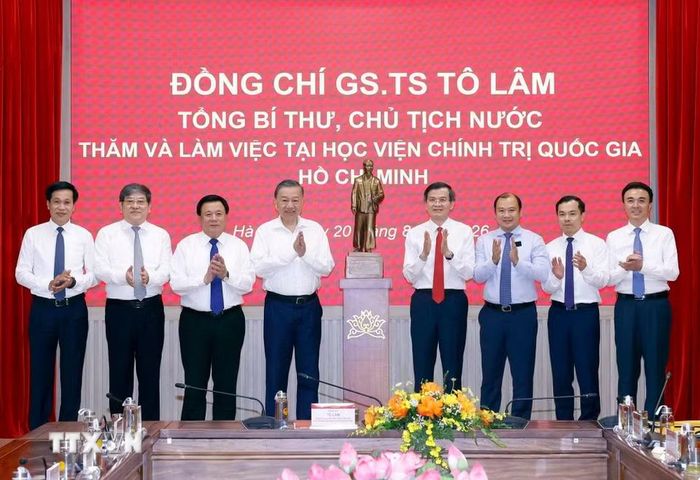 Tổng Bí thư, Chủ tịch nước Tô Lâm trao tặng Học viện Chính trị Quốc gia Hồ Chí Minh bức tượng Chủ tịch Hồ Chí Minh. (Ảnh: Thống Nhất/TTXVN) ​