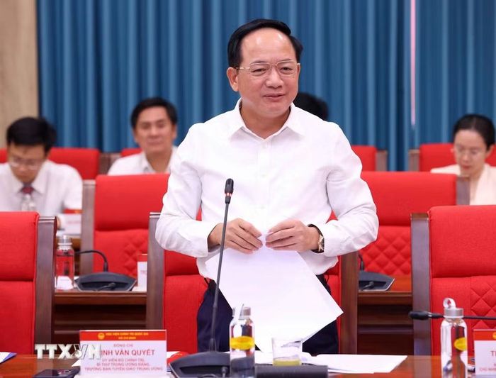 Đồng chí Trịnh Văn Quyết, Ủy viên Bộ Chính trị, Bí thư Trung ương Đảng, Trưởng Ban Tuyên giáo Trung ương phát biểu. (Ảnh: Văn Điệp/TTXVN)