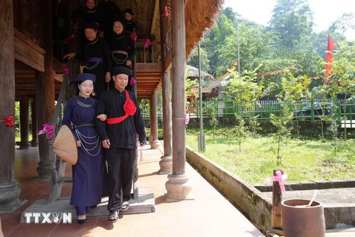 Chú rể đón cô dâu rời nhà gái sau khi hoàn thành các nghi thức cưới. (Ảnh: Minh Tâm/TTXVN)