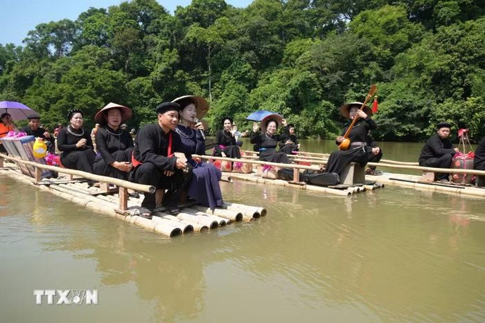 Đoàn đưa dâu bằng mảng trên hồ Nà Nưa trong lễ cưới truyền thống của đồng bào Tày ở Tân Trào (Tuyên Quang). (Ảnh: Minh Tâm/TTXVN)