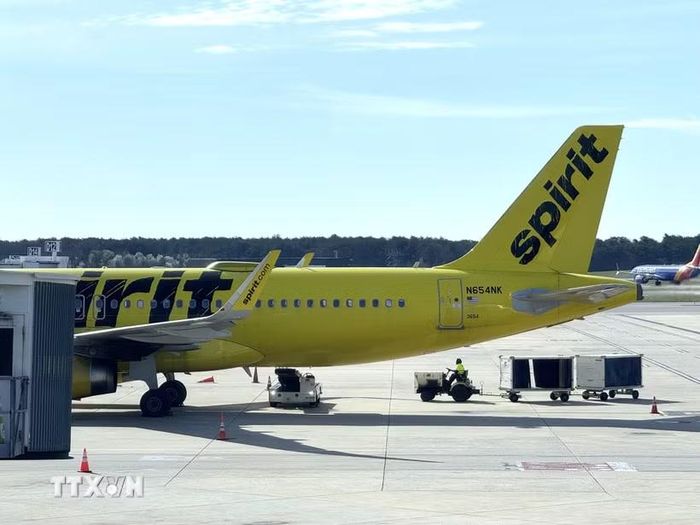 Một máy bay của hãng Spirit Airlines đang đón khách tại sân bay Baltimore, bang Maryland. (Ảnh: Đoàn Hùng/TTXVN)