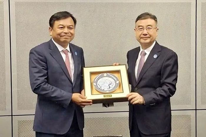  Thứ trưởng Nguyễn Hoàng Hiệp và Phó Tổng cục trưởng GACC Trương Bảo Phong chụp ảnh lưu niệm. (Ảnh: CT. Bộ NNMT cung cấp) 