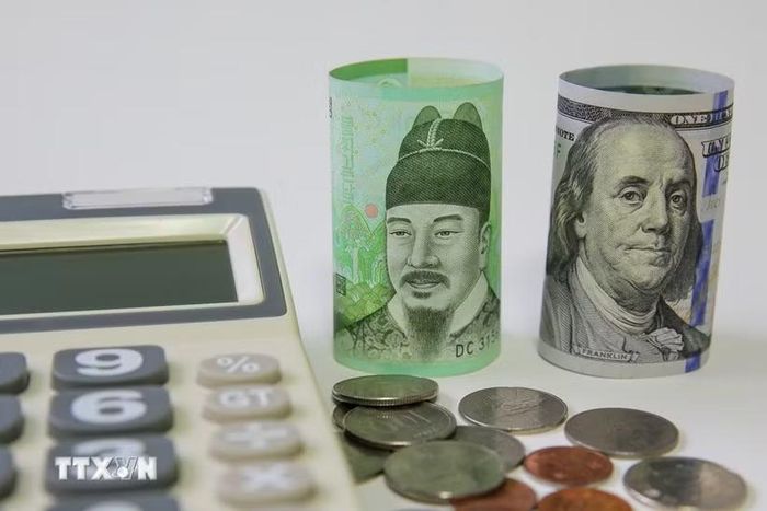 Đồng won (trái) và đồng USD tại Seoul, Hàn Quốc. Ảnh: THX/TTXVN
