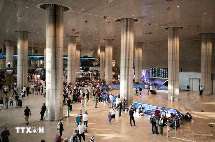 Hành khách tại sân bay quốc tế Ben Gurion ở gần Tel Aviv, Israel. (Ảnh tư liệu: THX/TTXVN)