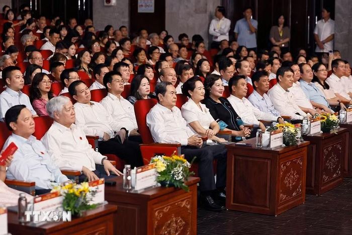 Chủ tịch Quốc hội Trần Thanh Mẫn và Phu nhân Nguyễn Thị Thanh Nga cùng đại biểu tham dự chương trình. (Ảnh: Doãn Tấn/TTXVN)