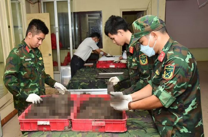 Các lực lượng phân loại chi tiết các bộ hài cốt riêng lẻ và bộ hài cốt được tìm thấy tại 08 vị trí mộ tập thể. (Ảnh: PV/Vietnam+)
