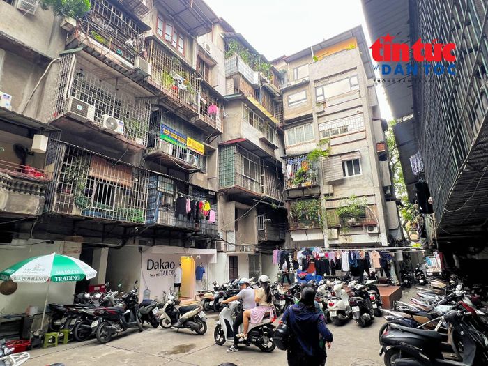 Các hộ dân đua nhau cơi nới "chuồng cọp" để mở rộng diện tích sử dụng.