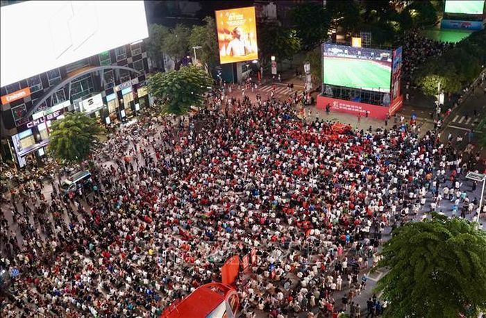 Phố đi bộ Nguyễn Huệ kín người hâm mộ theo dõi trận bán kết lượt về ASEAN Hyundai Cup 2026, tạo nên “chảo lửa” giữa trung tâm TP Hồ Chí Minh.