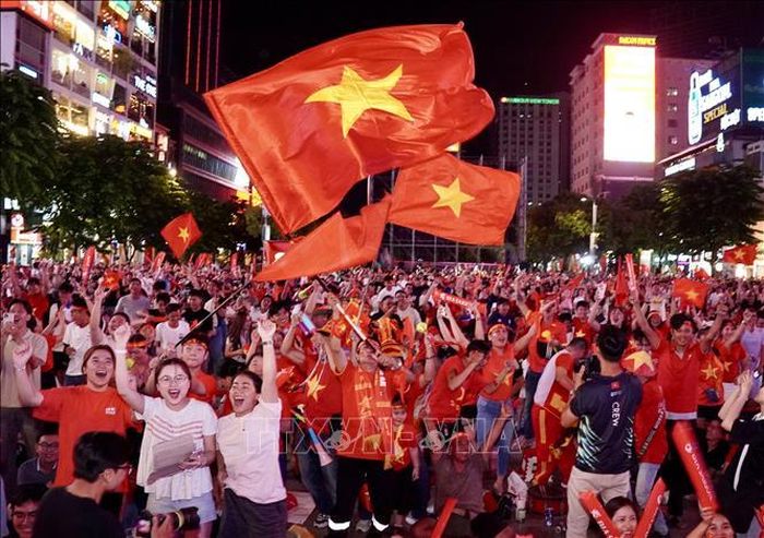 Người hâm mộ tại phố đi bộ Nguyễn Huệ vỡ òa cảm xúc khi Nguyễn Xuân Son ghi bàn, mở tỷ số cho đội tuyển Việt Nam trong trận bán kết lượt về ASEAN Hyundai Cup 2026.