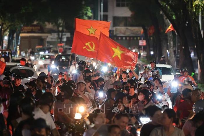 Người dân Thủ đô hòa trong niềm vui chiến thắng của đội tuyển Việt Nam. Ảnh: Lê Đông/TTXVN