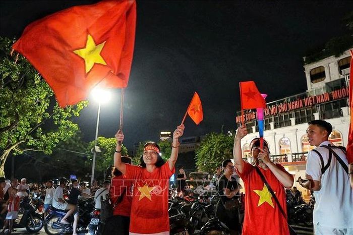 Người dân đổ ra đường ăn mừng chiến thắng của đội tuyển Việt Nam. Ảnh: Phạm Tuấn Anh/TTXVN