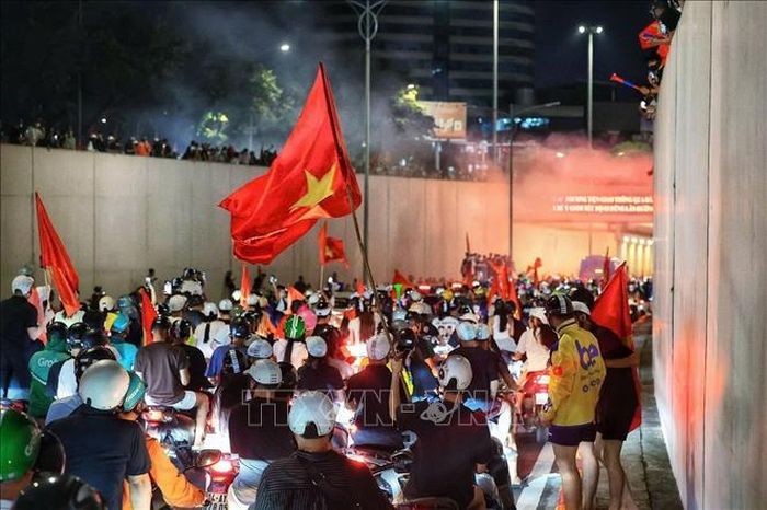 Người dân Hà Nội ăn mừng chiến thắng của đội tuyển Việt Nam. Ảnh: Phạm Tuấn Anh/TTXVN