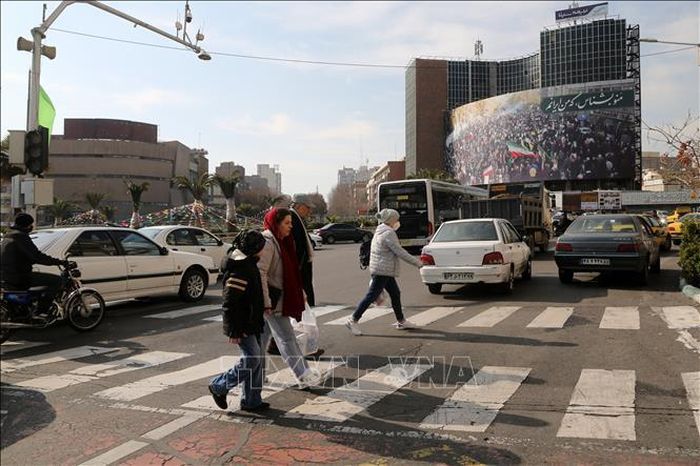Người dân di chuyển trên đường phố ở Tehran, Iran. Ảnh: THX/TTXV
