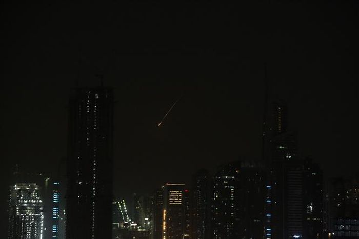 Vệt sáng tên lửa trên bầu trời Dubai, Các Tiểu vương quốc Arab Thống nhất, ngày 28/2/2026. Bộ Quốc phòng UAE cho biết hệ thống phòng không nước này đã đánh chặn một loạt tên lửa được phóng từ Iran. Ảnh: THX/TTXVN phát