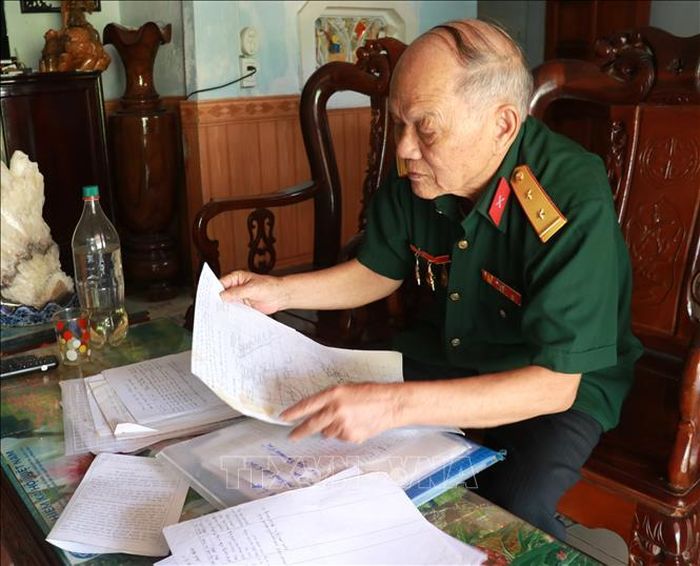 Cựu chiến binh Nguyễn Thanh Bình, cựu chiến binh Tiểu đoàn 8 (K8), Tỉnh đội Quảng Trị, đã cung cấp, kết nối thông tin gần 2.500 liệt sĩ, trực tiếp tham gia tìm kiếm, quy tập hơn 100 hài cốt; trong đó 40 liệt sĩ được xác định danh tính, bàn giao cho gia đình đưa về quê an nghỉ. Ảnh: Thanh Thuỷ/TTXVN