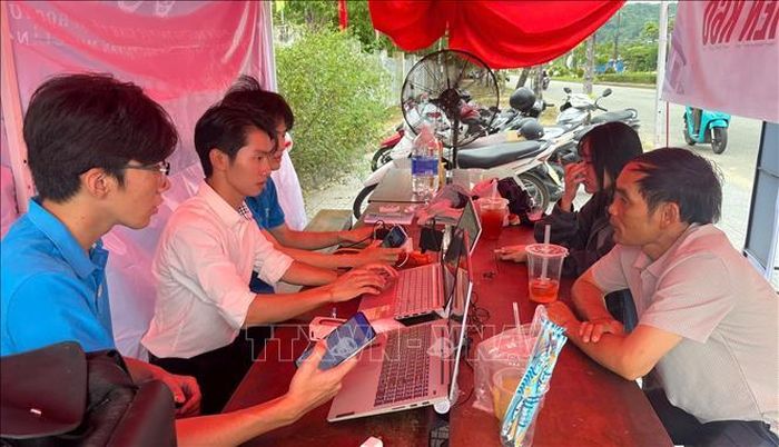 Đội tư vấn hỗ trợ tìm trọ của Trường Đại học Kinh tế - Đại học Huế tích cực hướng dẫn tân sinh viên. Ảnh: Văn Dũng/TTXVN