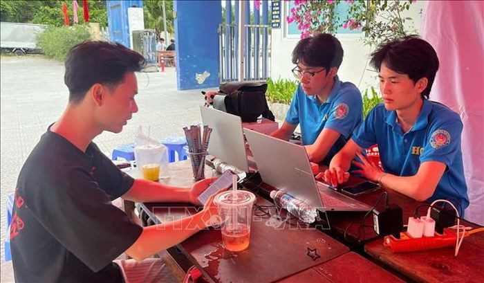 Đội tư vấn hỗ trợ tìm trọ của Trường Đại học Kinh tế - Đại học Huế tích cực hướng dẫn tân sinh viên. Ảnh: Văn Dũng/TTXVN
