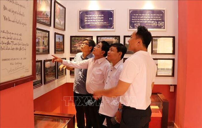 Du khách xem hình ảnh về thân thế và sự nghiệp Anh hùng dân tộc Trương Định tại Đền thờ của ông ở phường Gò Công, tỉnh Đồng Tháp.