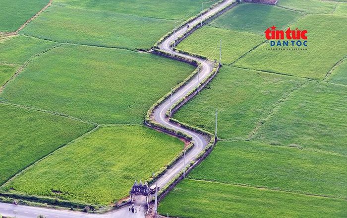 Cổng trời Tri Tôn có con đường uốn lượn qua các thửa ruộng là một địa điểm check-in khá hot của các bạn trẻ khi du lịch An Giang.