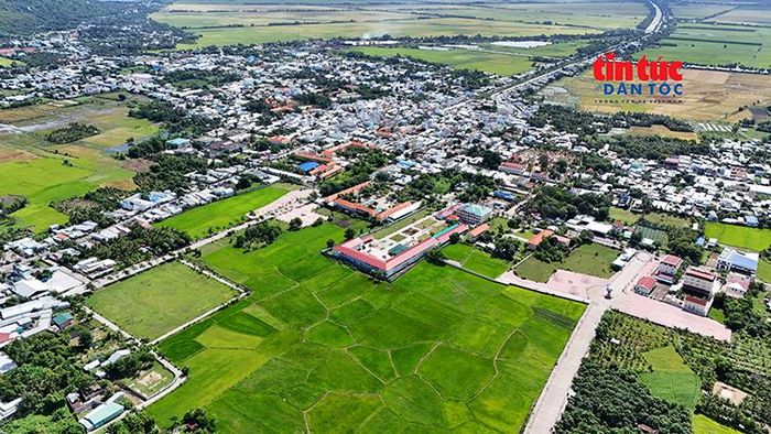 Một góc xã Tri Tôn với những cánh đồng lúa bao quanh.