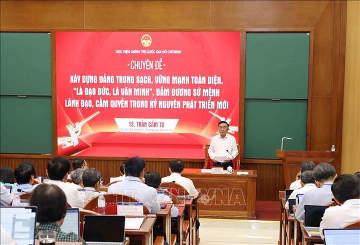 Đồng chí Trần Cẩm Tú, Uỷ viên Bộ Chính trị, Thường trực Ban Bí thư truyền đạt Chuyên đề “Xây dựng Đảng trong sạch, vững mạnh toàn diện, “Là đạo đức, là văn minh” đảm đương sứ mệnh lãnh đạo, cầm quyền trong Kỷ nguyên phát triển mới” với các học viên Lớp bồi dưỡng, cập nhật kiến thức đối với Uỷ viên Ban Chấp hành Trung ương Đảng khoá XIV (Lớp thứ nhất). Ảnh: Phương Hoa/TTXVN