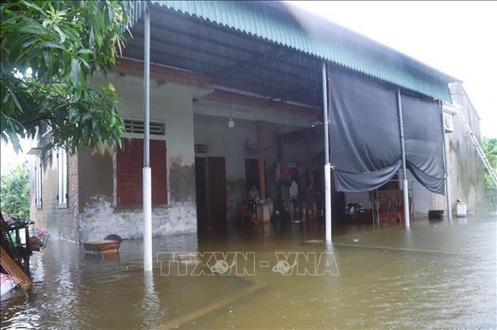 Nhà dân bị ngập nặng, nước dâng ngập toàn bộ sân và tràn vào hiên nhà.