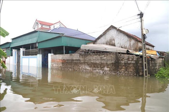 Nước bao vây khiến đường liên xóm tê liệt tạm thời.