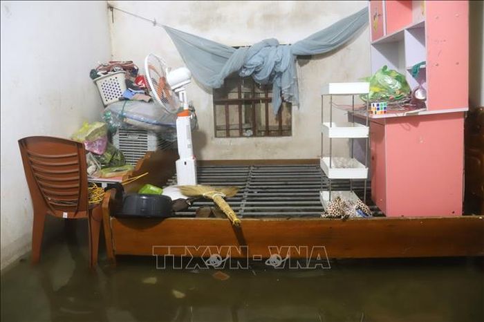 Khu vực phòng ngủ của một hộ dân tại Đồng tháng 5 bị ngập sâu, nước tràn vào tận trong buồng.